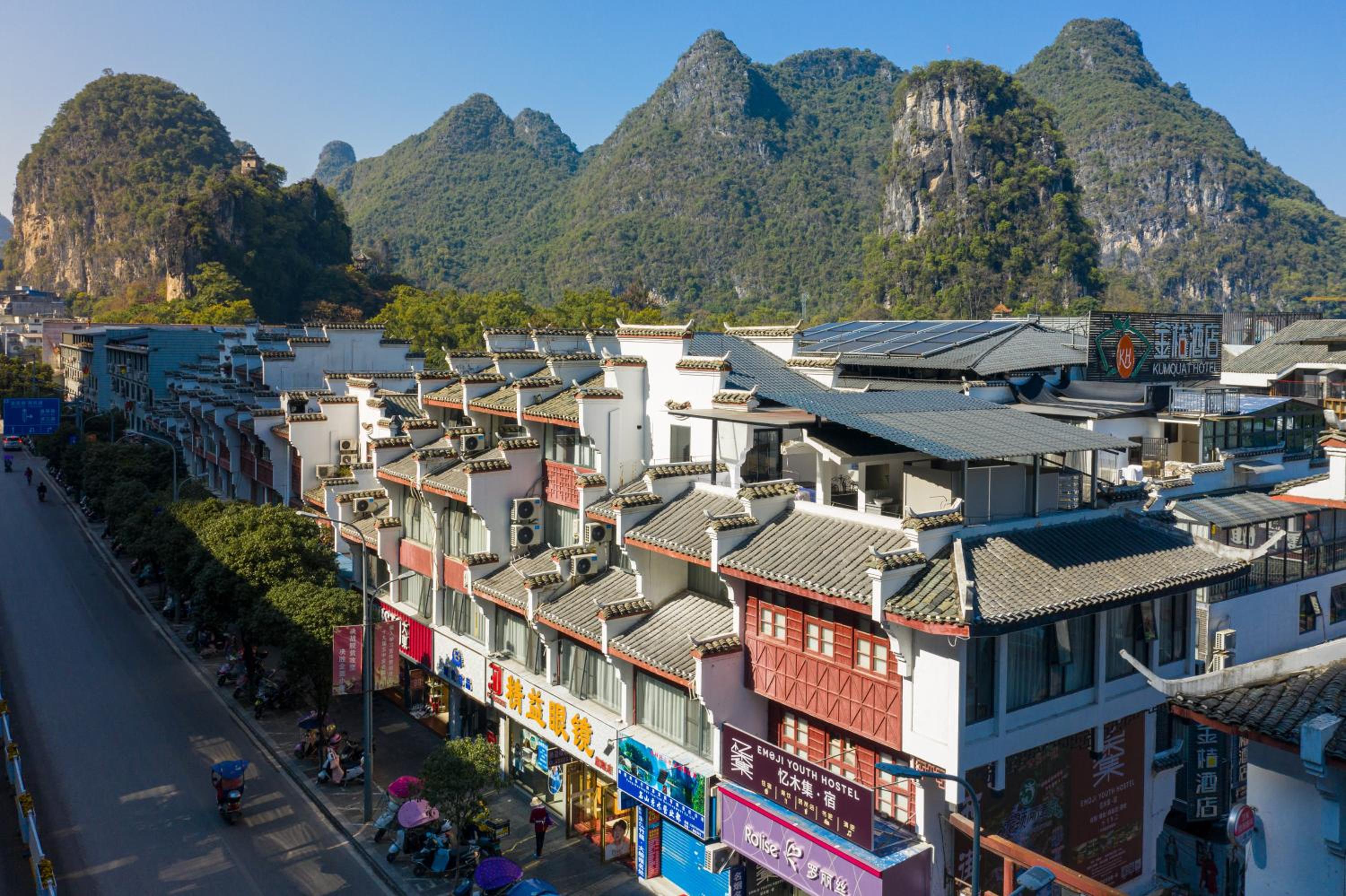 Guilin Yangshuo Emoji Youth Hostel West Street Li River Yulong River Yangshuo Park Activities