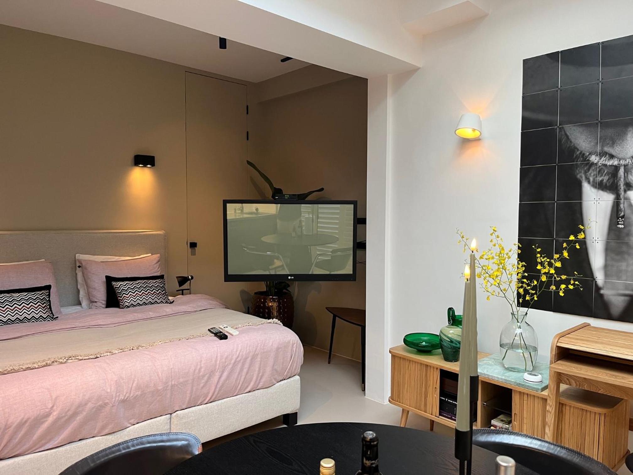 B&B Urban Oasis with Free Parking