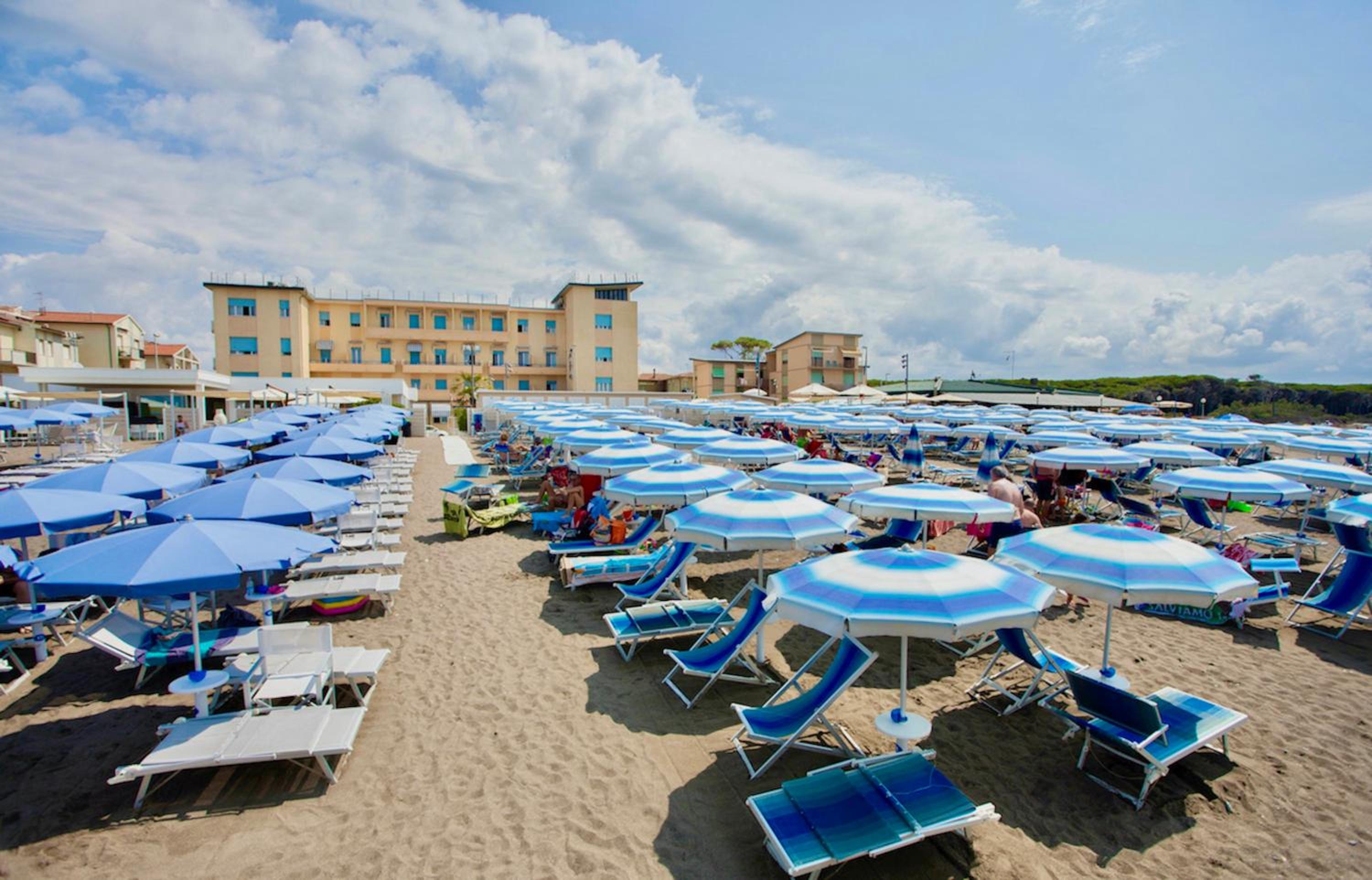 ISA-Family room in hotel with swimming pool in Marina di Cecina, just 10 meters from the sea photo 1