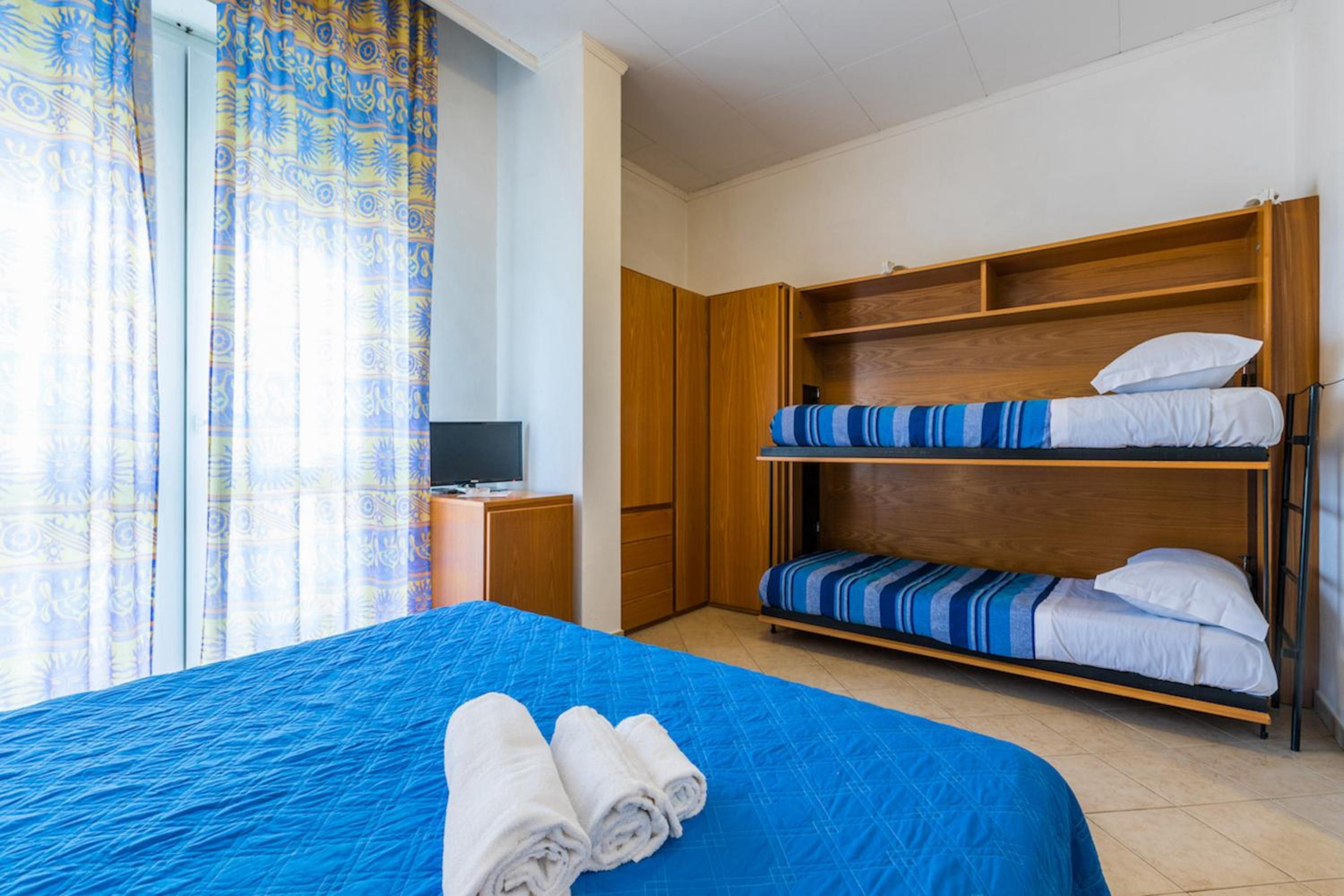 ISA-Family room in hotel with swimming pool in Marina di Cecina, just 10 meters from the sea photo 2