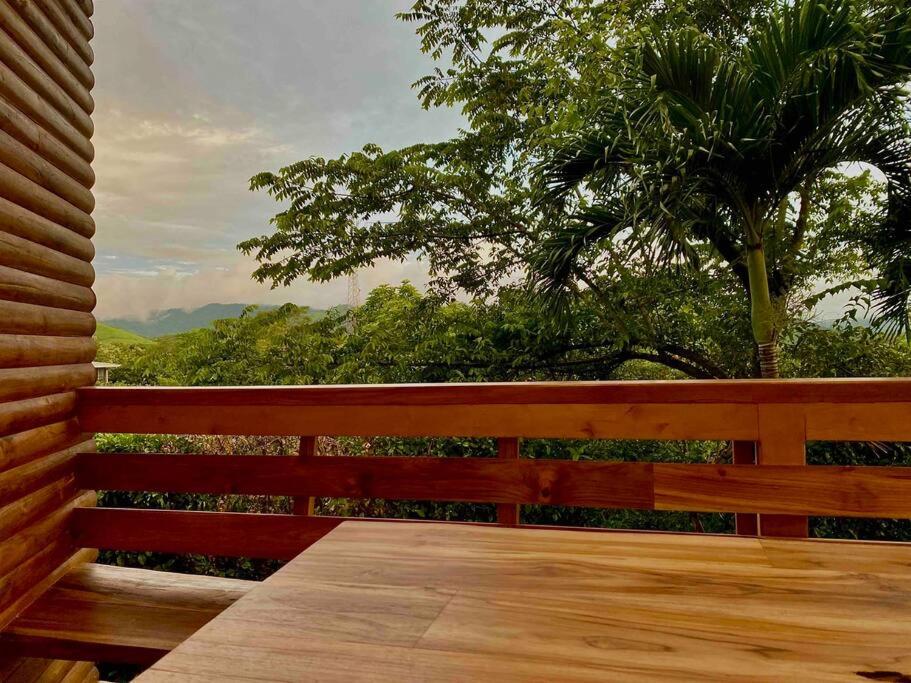 Hoja Azul - Sustainable teak modern cabin in Hojancha