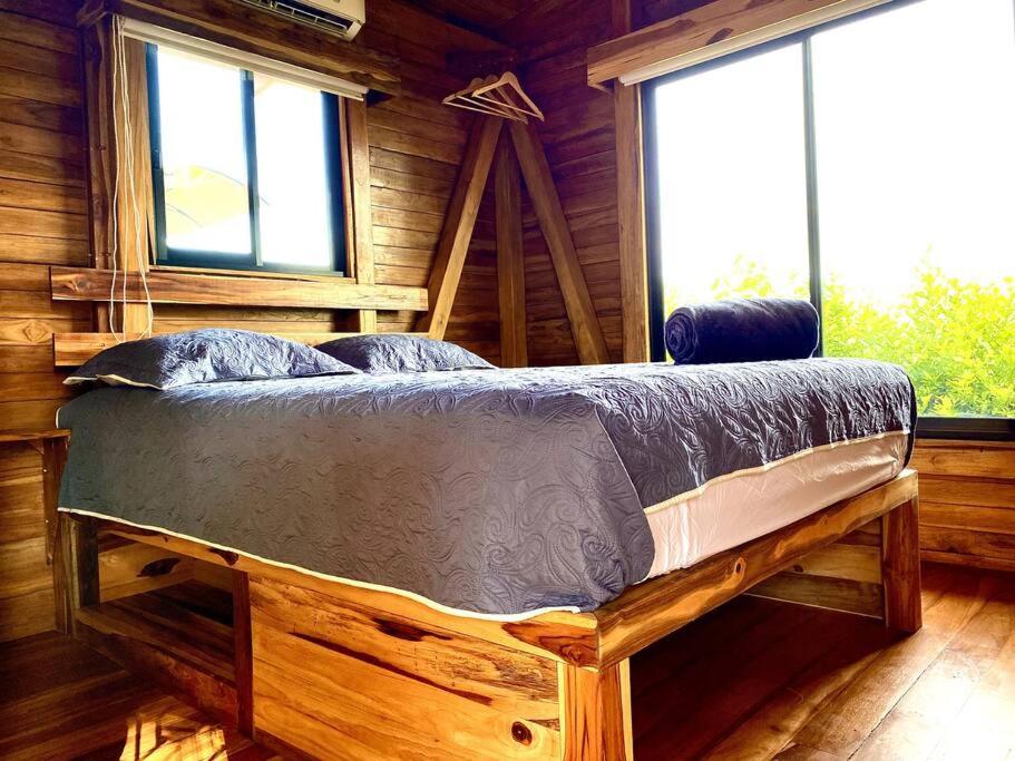 Hoja Azul - Sustainable teak modern cabin in Hojancha