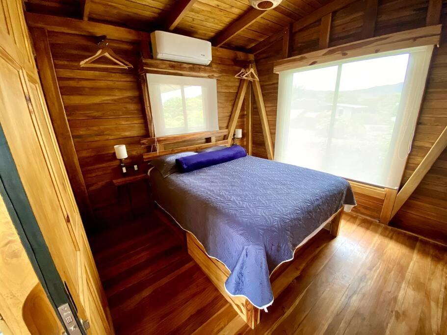Hoja Azul - Sustainable teak modern cabin in Hojancha