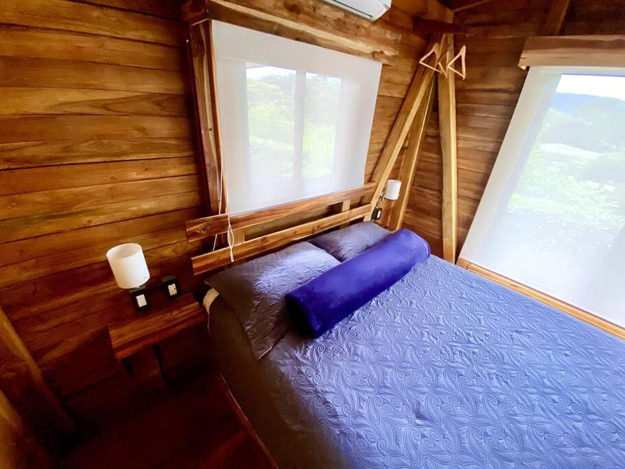Hoja Azul - Sustainable teak modern cabin in Hojancha