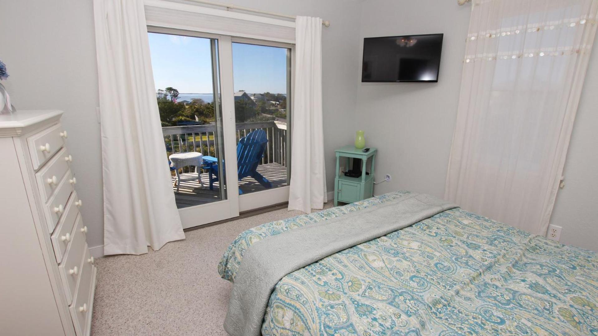 O4, Spotted Duck- Oceanside, Sound views, Foosball, Sun decks