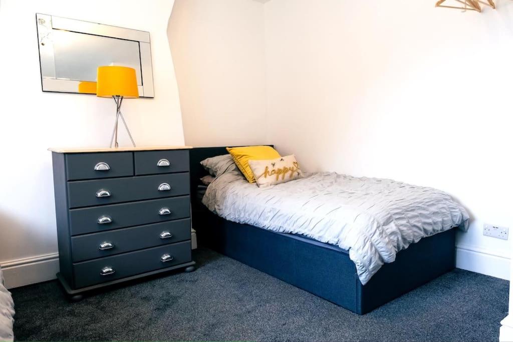 4 bedroom - Sleep 9 home in Cheadle Staffordshire - Alton towers Polar Express Dimmingsdale Peak District Trentham Gardens Water World view 4