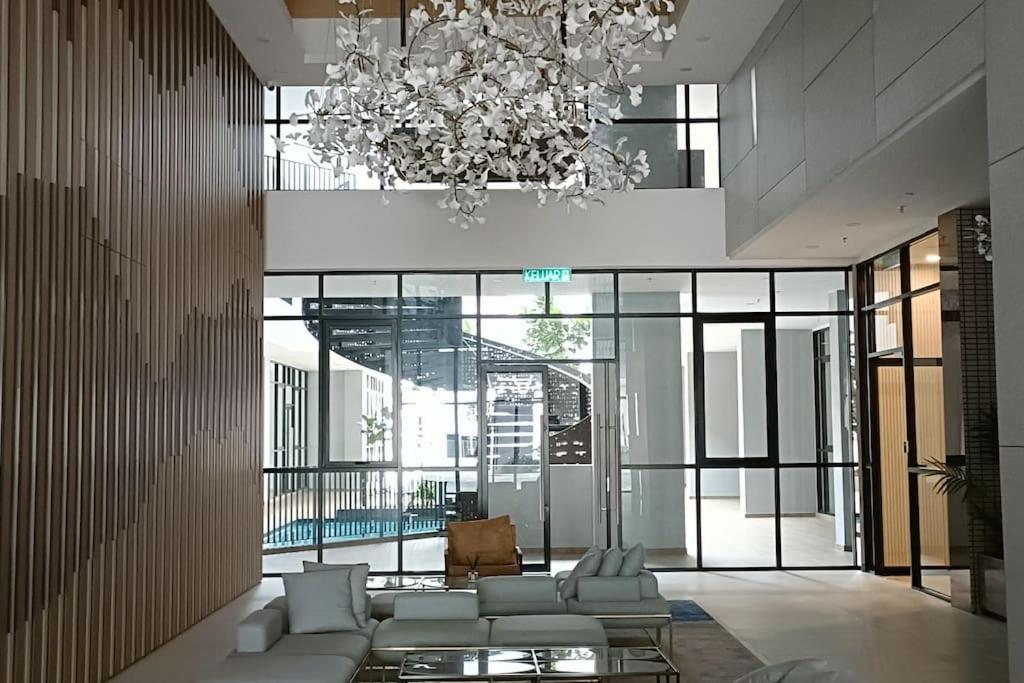 Cozy Sky Trees Bukit Indah Netflix and Amenities B06