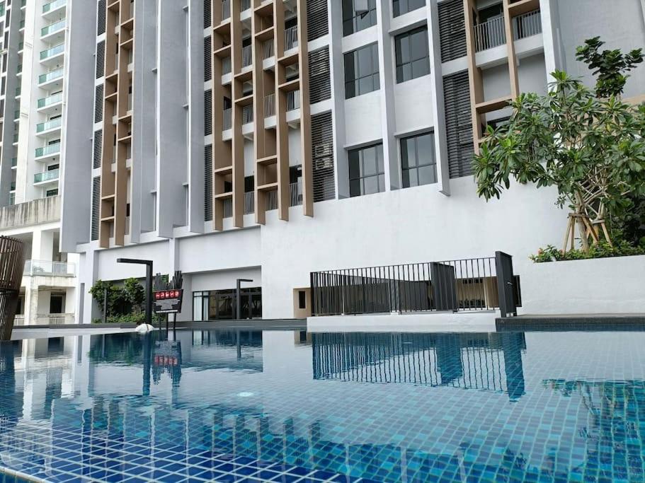Cozy Sky Trees Bukit Indah Netflix and Amenities B06