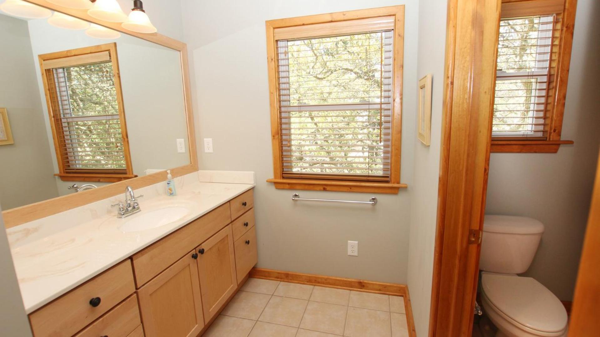 OS2C, Woodhaven- Oceanside, Quiet Area, Sunroom, 615 ft to Beach Access