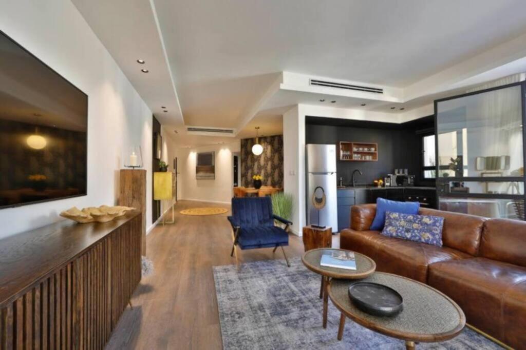 2Bedroom Suite 5 with Balcony and shelter view 4
