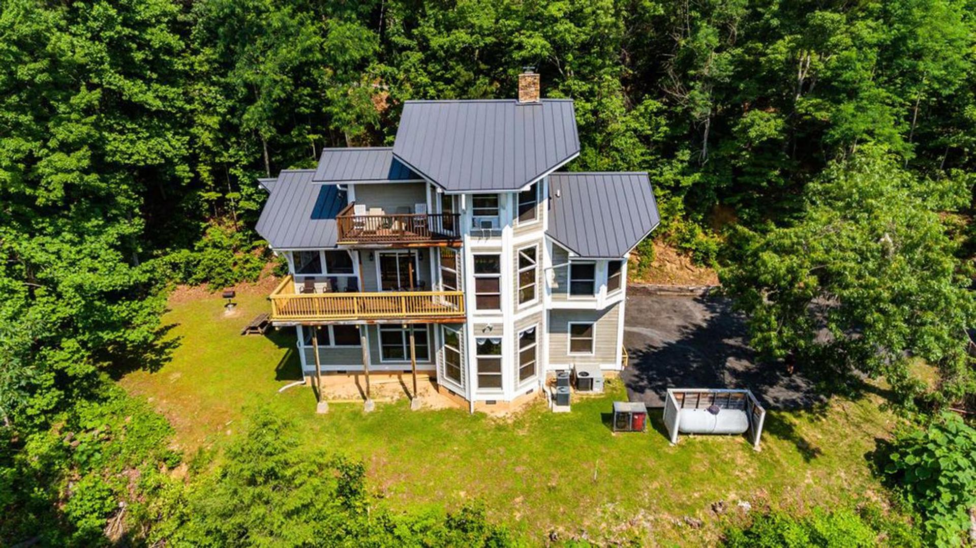 Beautiful Mountain Views and Privacy. Minutes to downtown Gatlinburg and National Park view 2