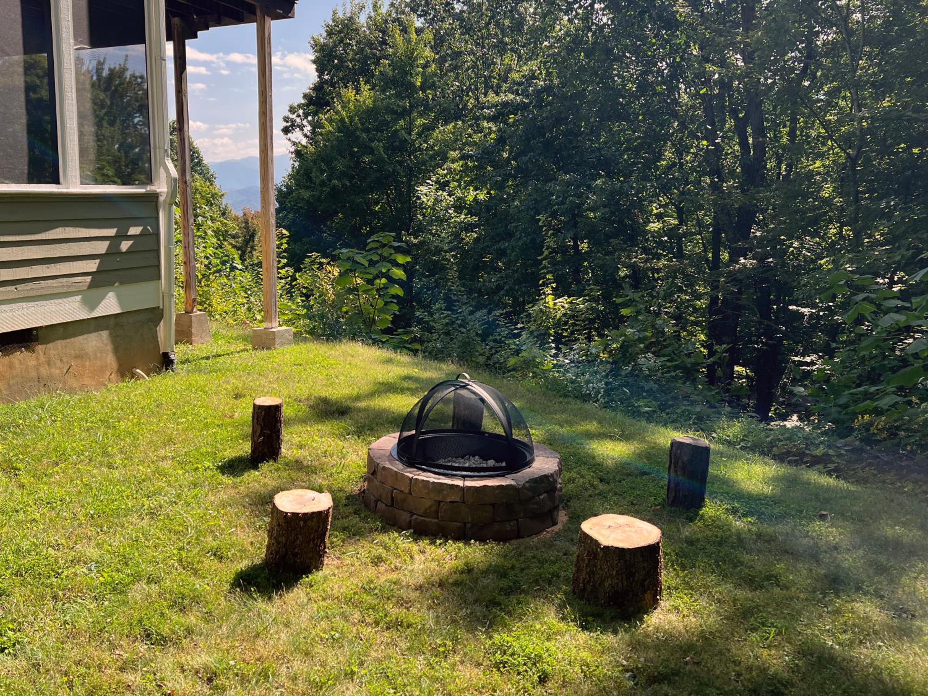 Beautiful Mountain Views and Privacy. Minutes to downtown Gatlinburg and National Park view 5