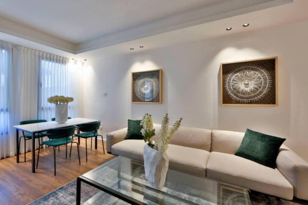 2Bedroom Suite 8 with balcony and shelter view 4