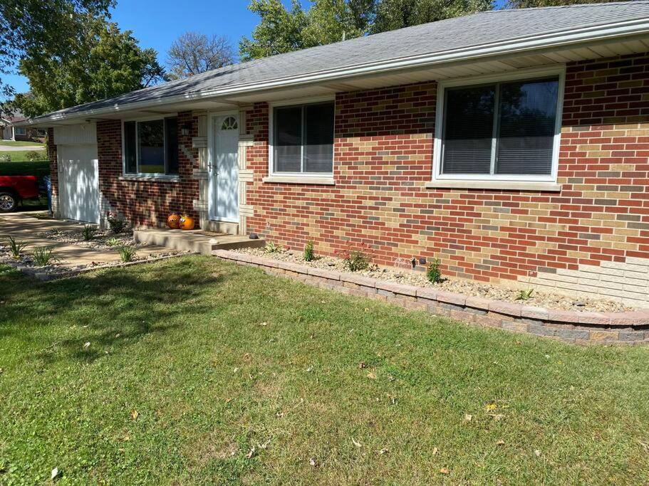 St Louis Vacations - Cheerful 4 bd resident home with hot tub. - Property Image 1
