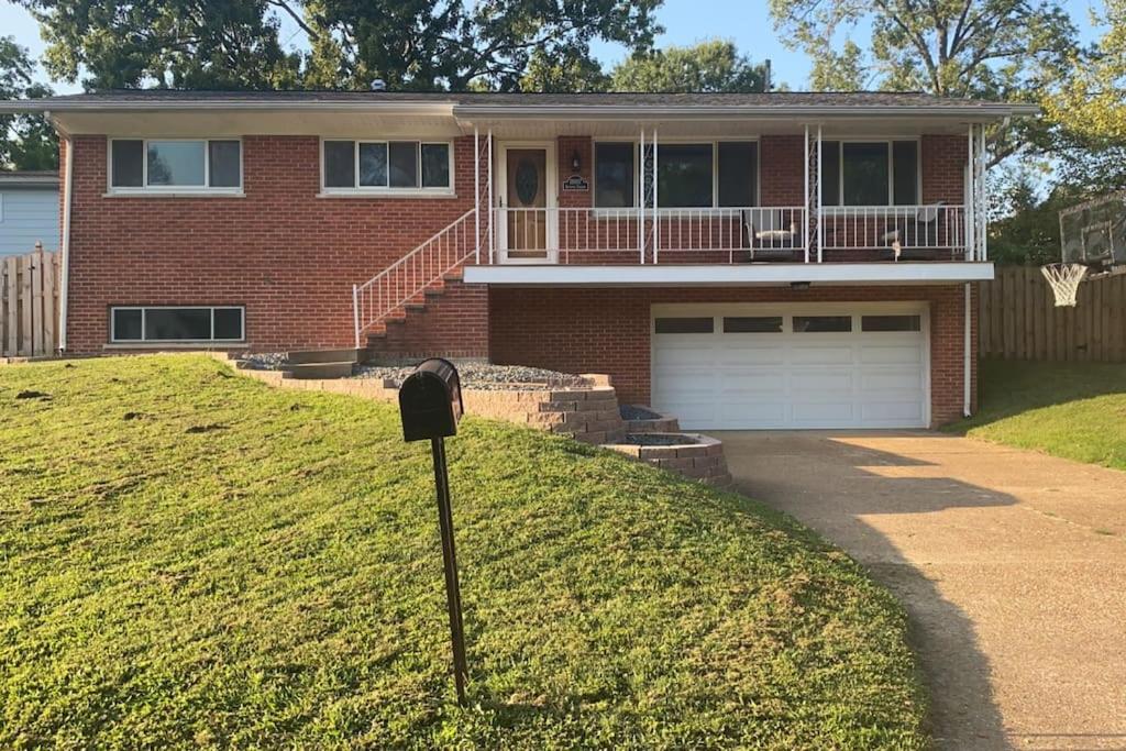 St Louis Vacations - Two blocks front Grants Farm! Pets allowed fenced. - Property Image 1