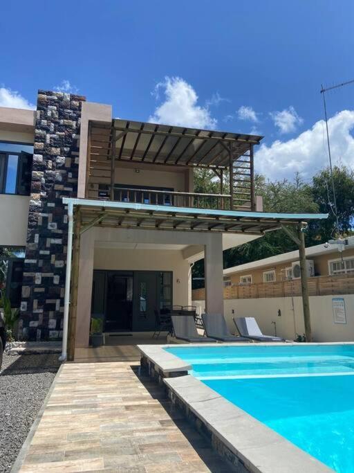 Splendid and modern 4 bedroom private villa with big pool near beach in flic en flac view 3