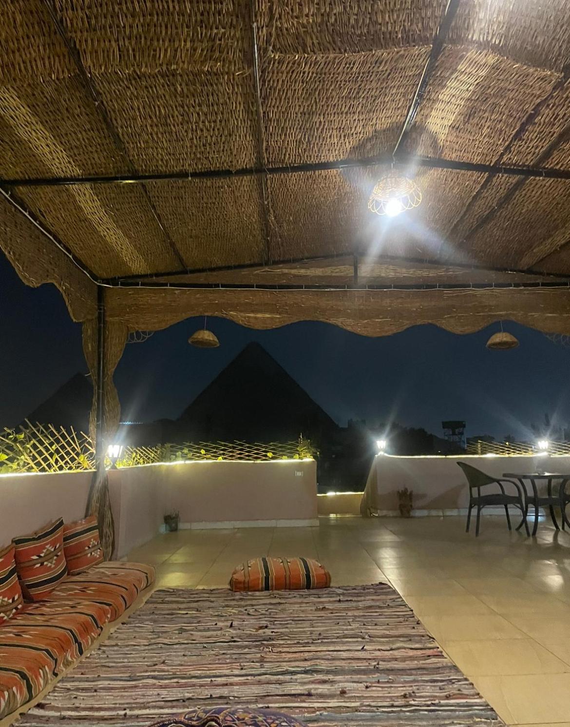 Hur Pyramids land inn