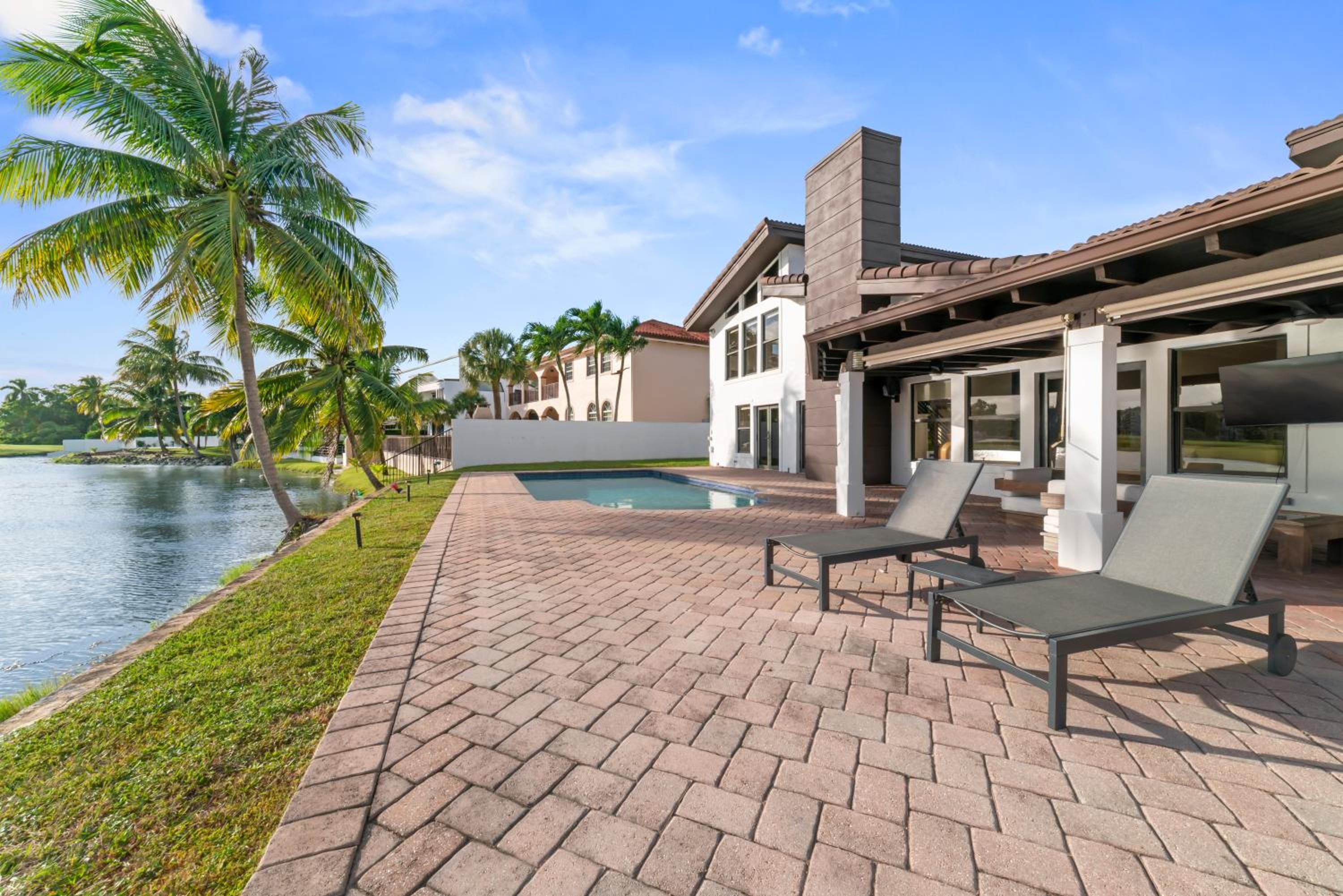 Lakeside Oasis Pool Sauna and Golf in Miami L40 view 5