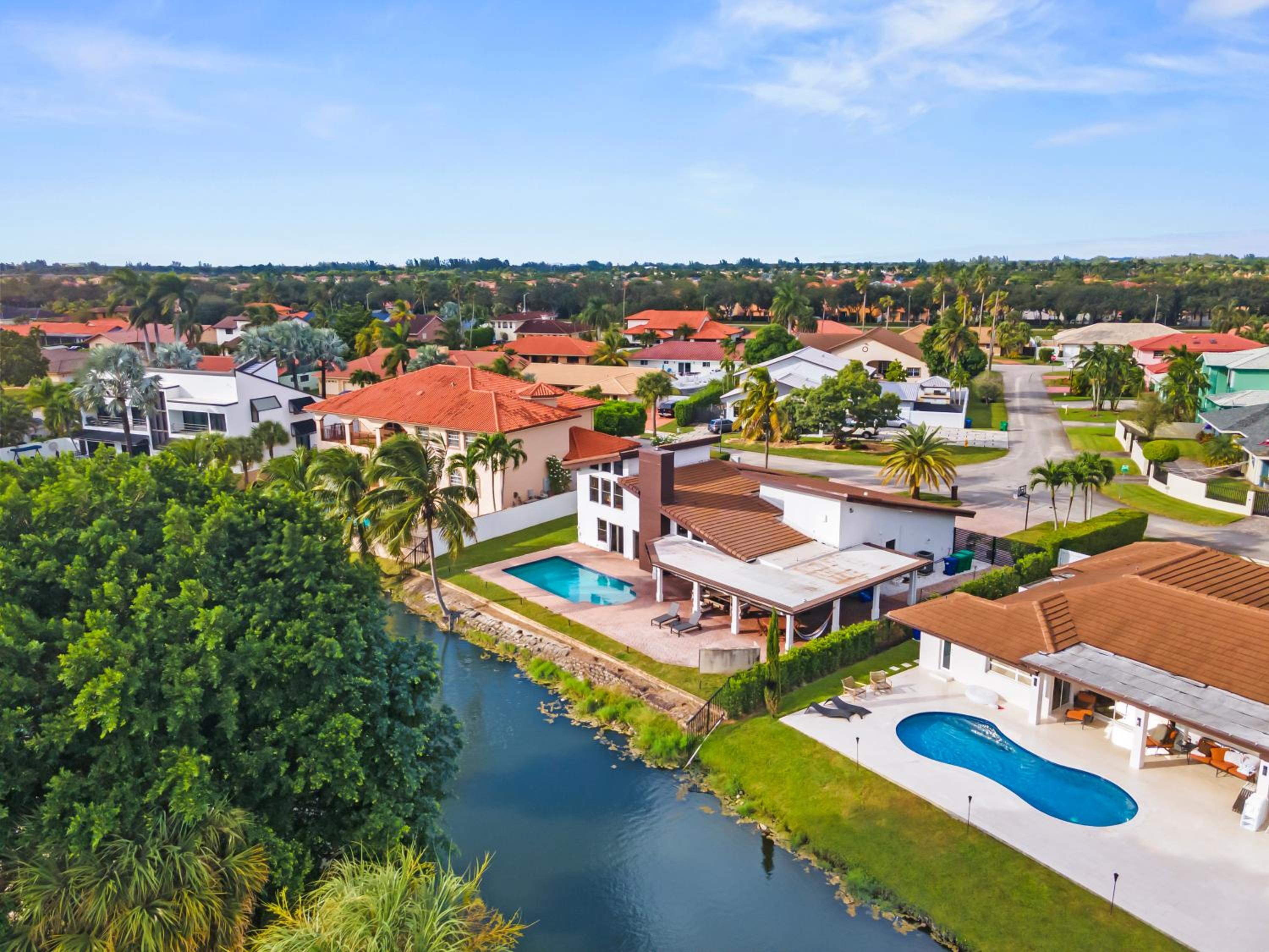 Lakeside Oasis Pool Sauna and Golf in Miami L40 view 4