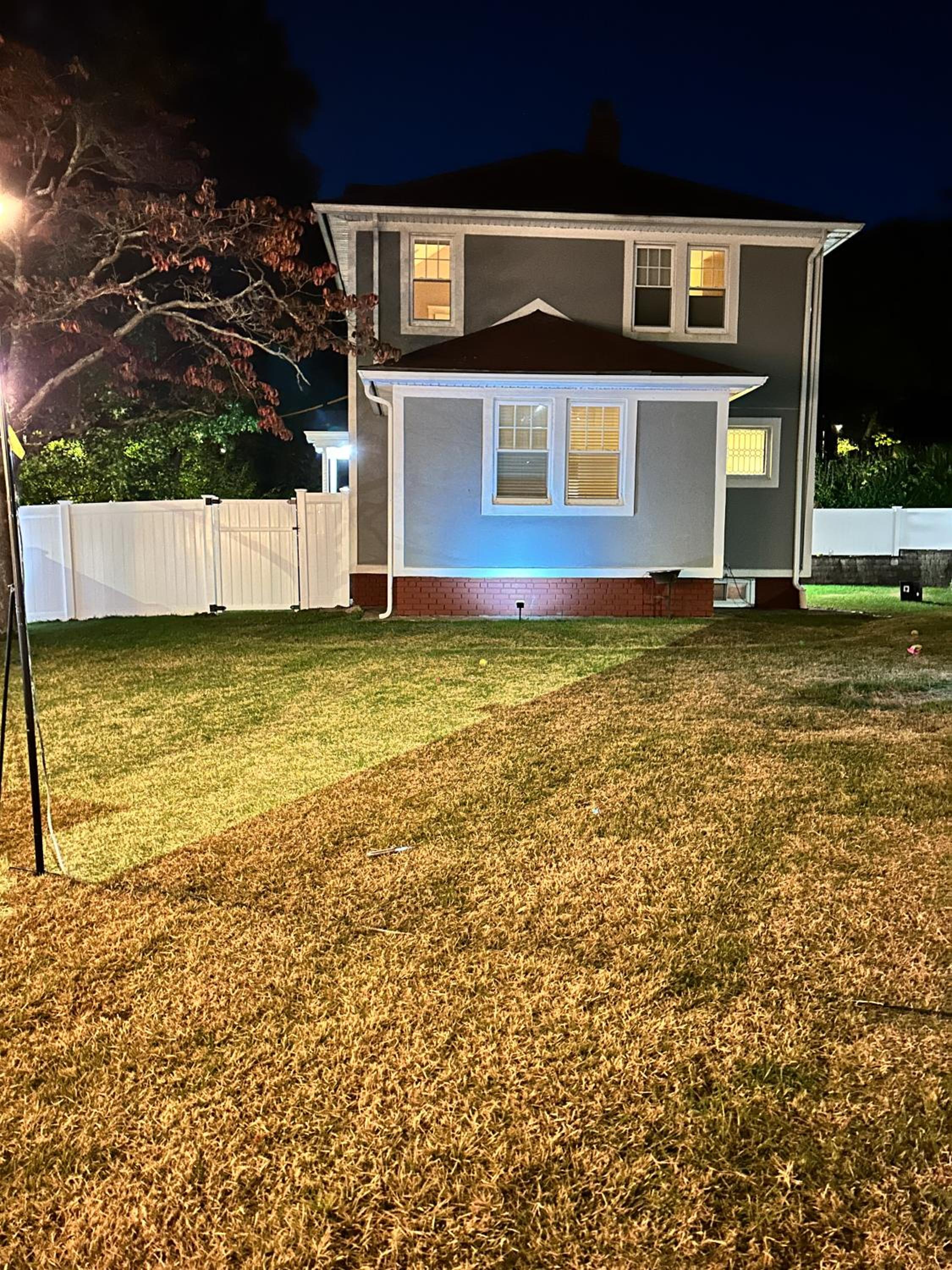 Hotel Entire House , 7 Mins Drive To Yale, Large Fully Fenced Yard