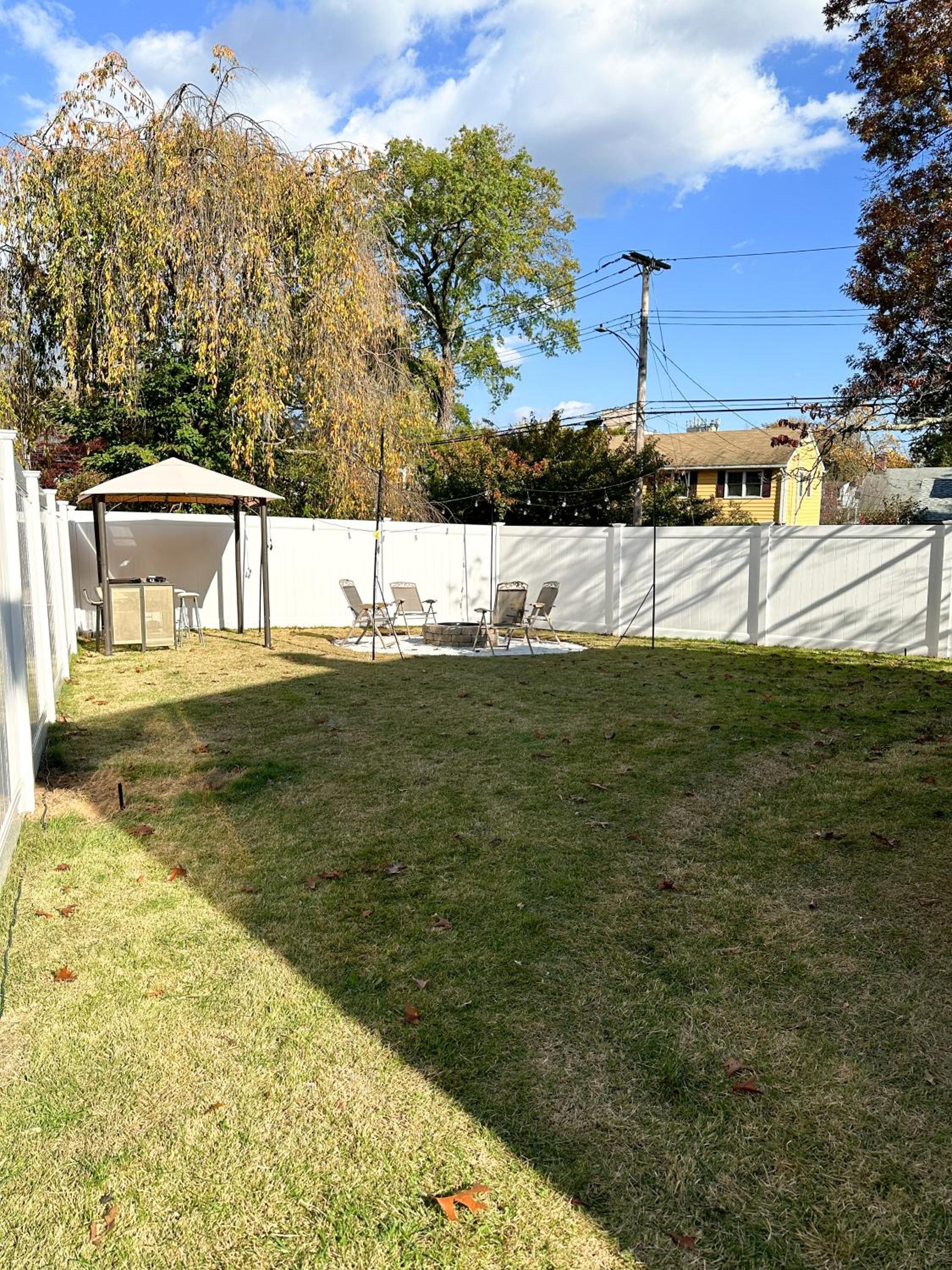 7 Mins drive to Yale, Large fenced yard view 2