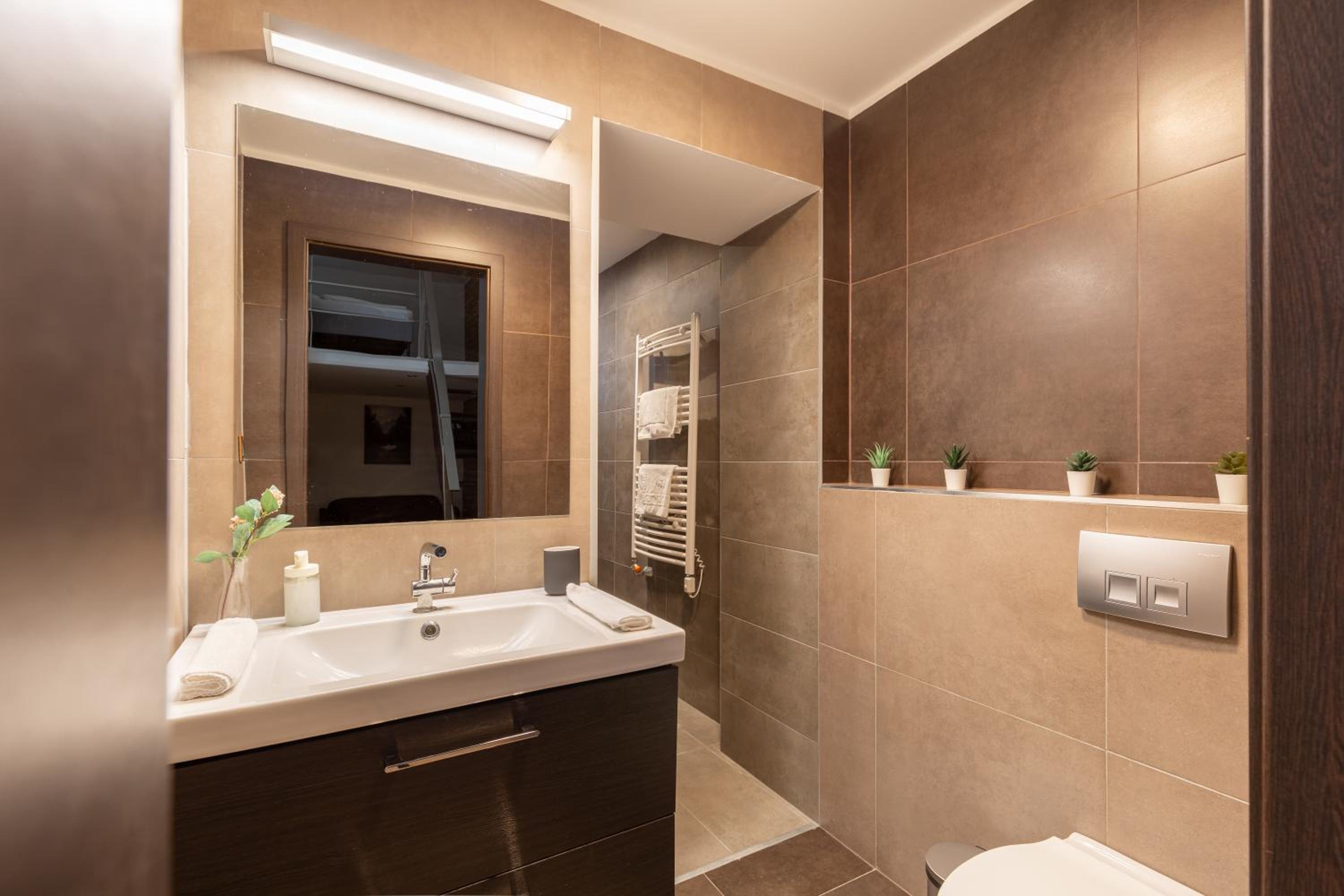 New, centrally located, but quiet 4 sleeper