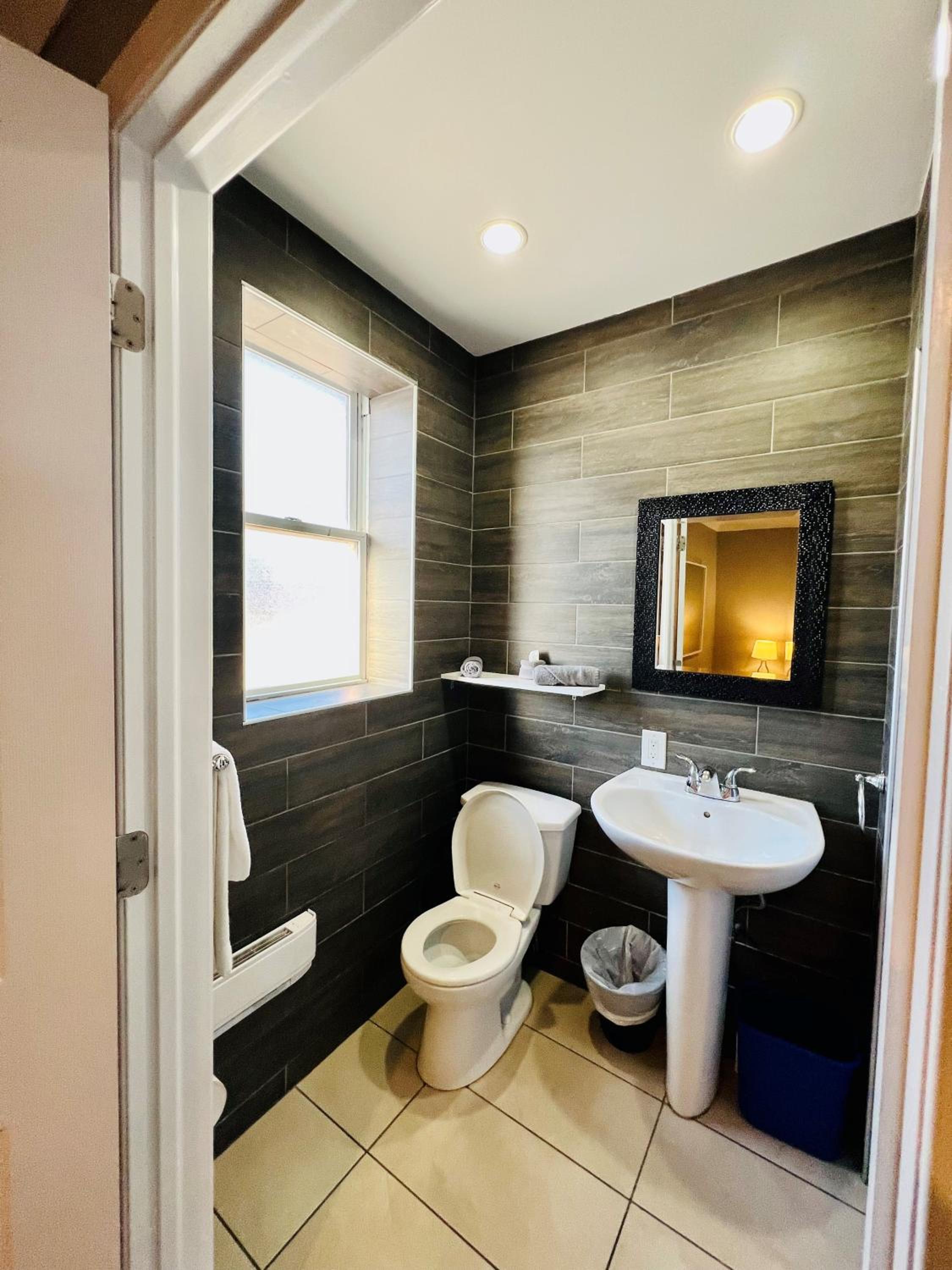 Toronto Vacations - City View Inn - Property Image 5