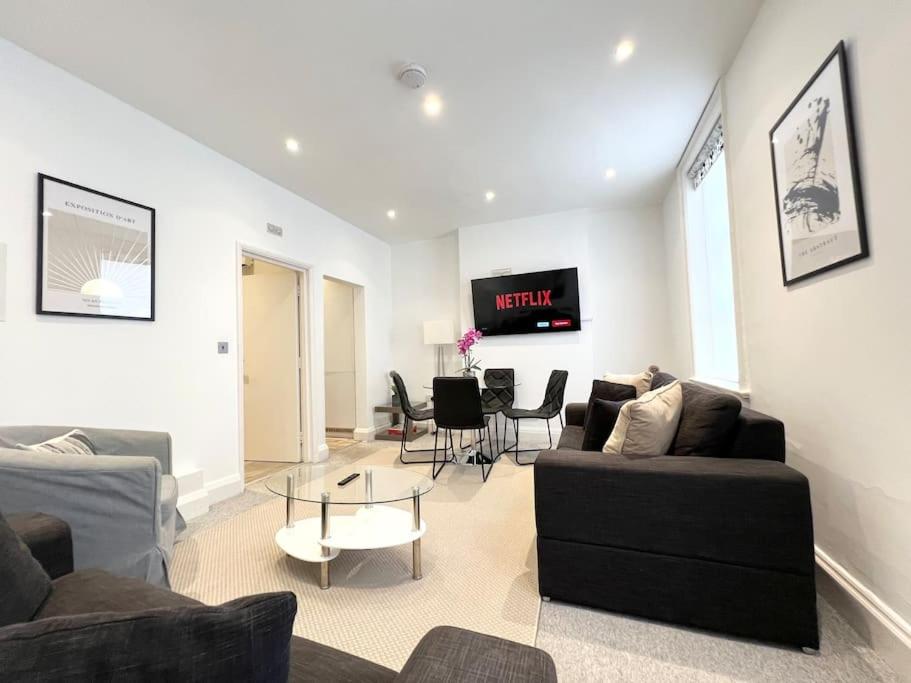 2 Bed Apartment – Steps from Oxford Street