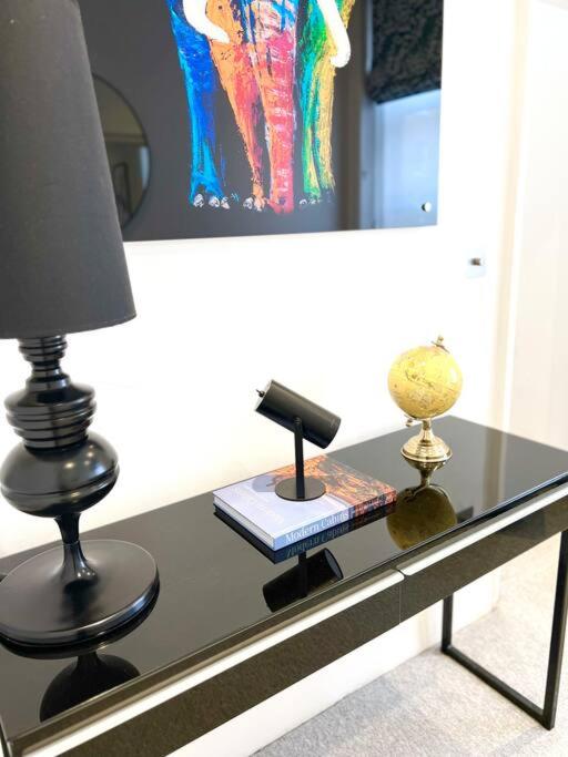 2 Bed Apartment – Steps from Oxford Street