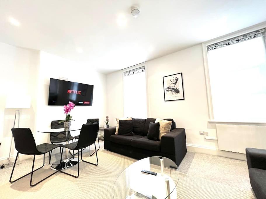 2 Bed Apartment – Steps from Oxford Street