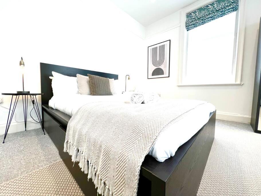 2 Bed Apartment – Steps from Oxford Street