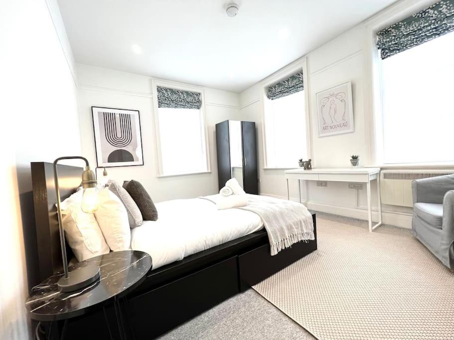 2 Bed Apartment – Steps from Oxford Street