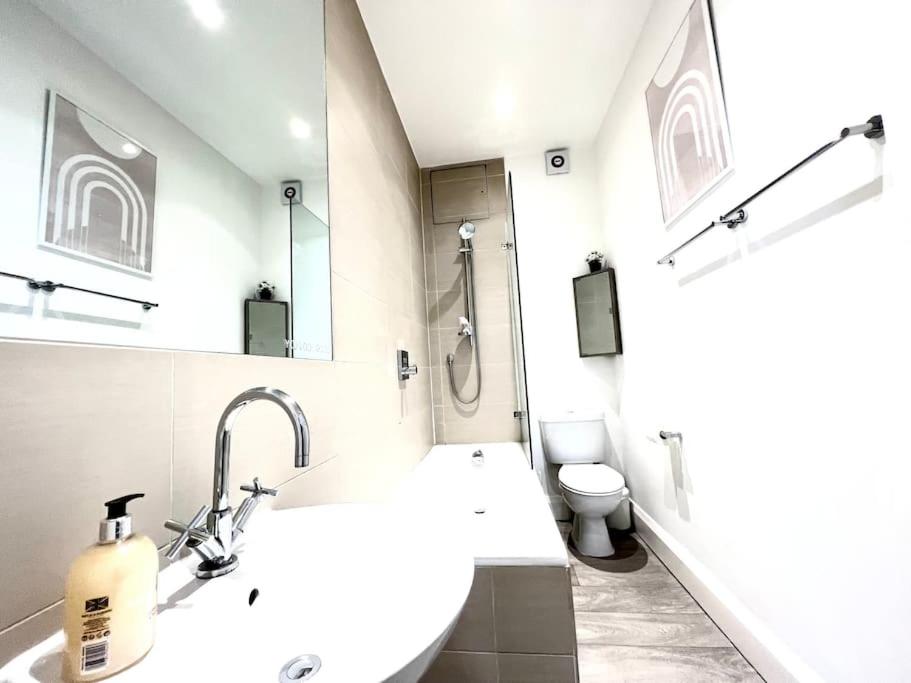 2 Bed Apartment – Steps from Oxford Street