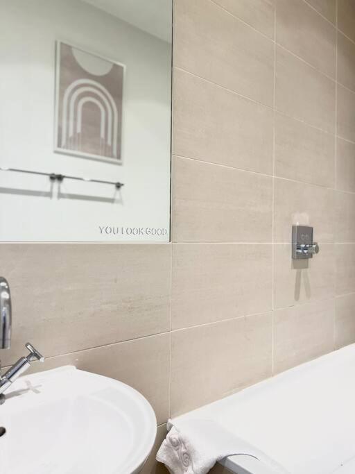 2 Bed Apartment – Steps from Oxford Street