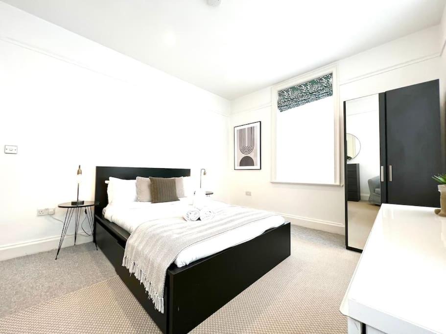 2 Bed Apartment – Steps from Oxford Street