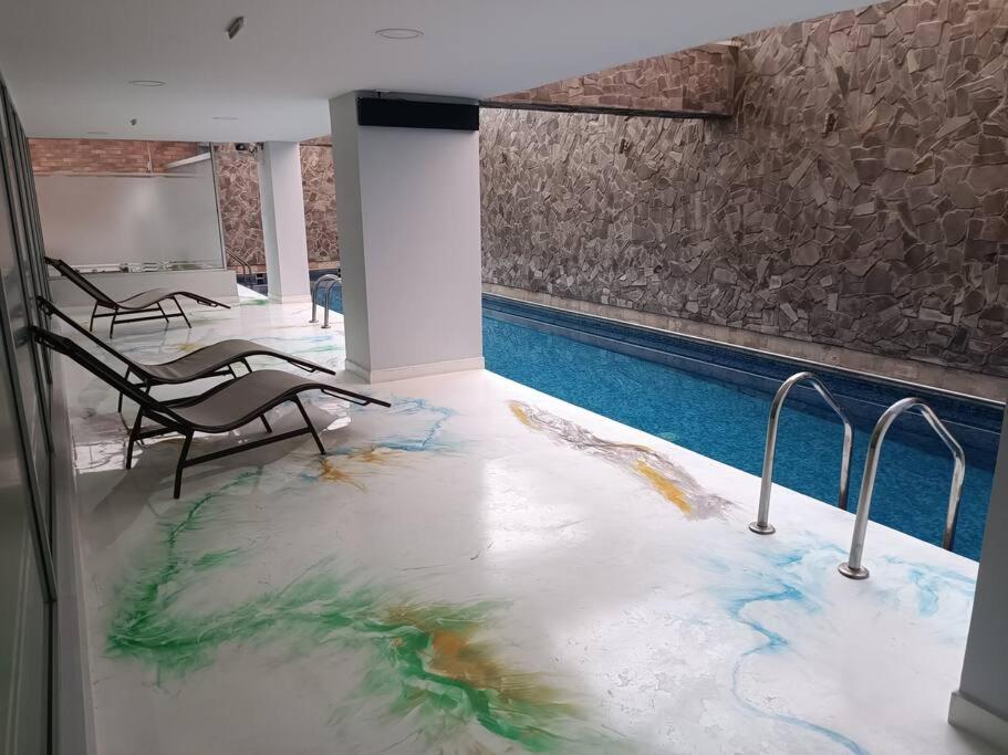 Espectacular ubicación, piscina, sauna y parque La Carolina