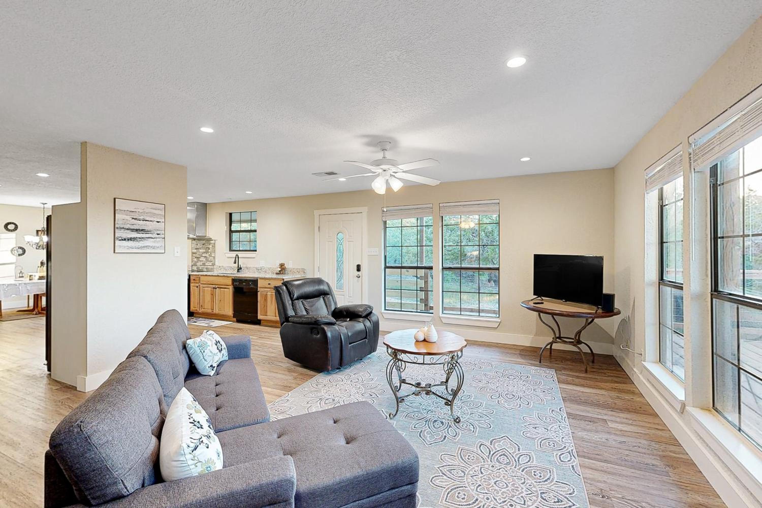 Hill Country Views and Patio Private Home