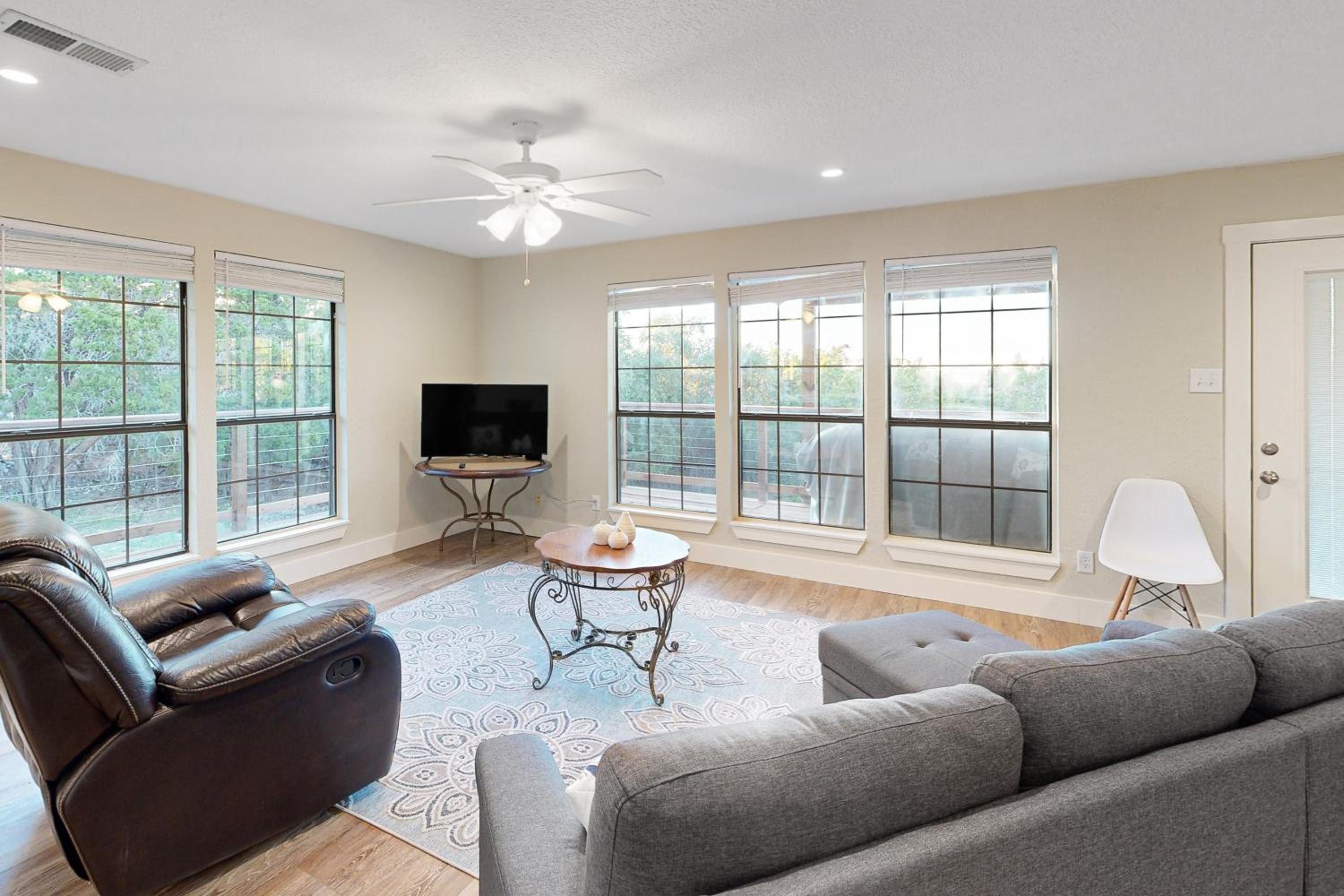 Hill Country Views and Patio Private Home