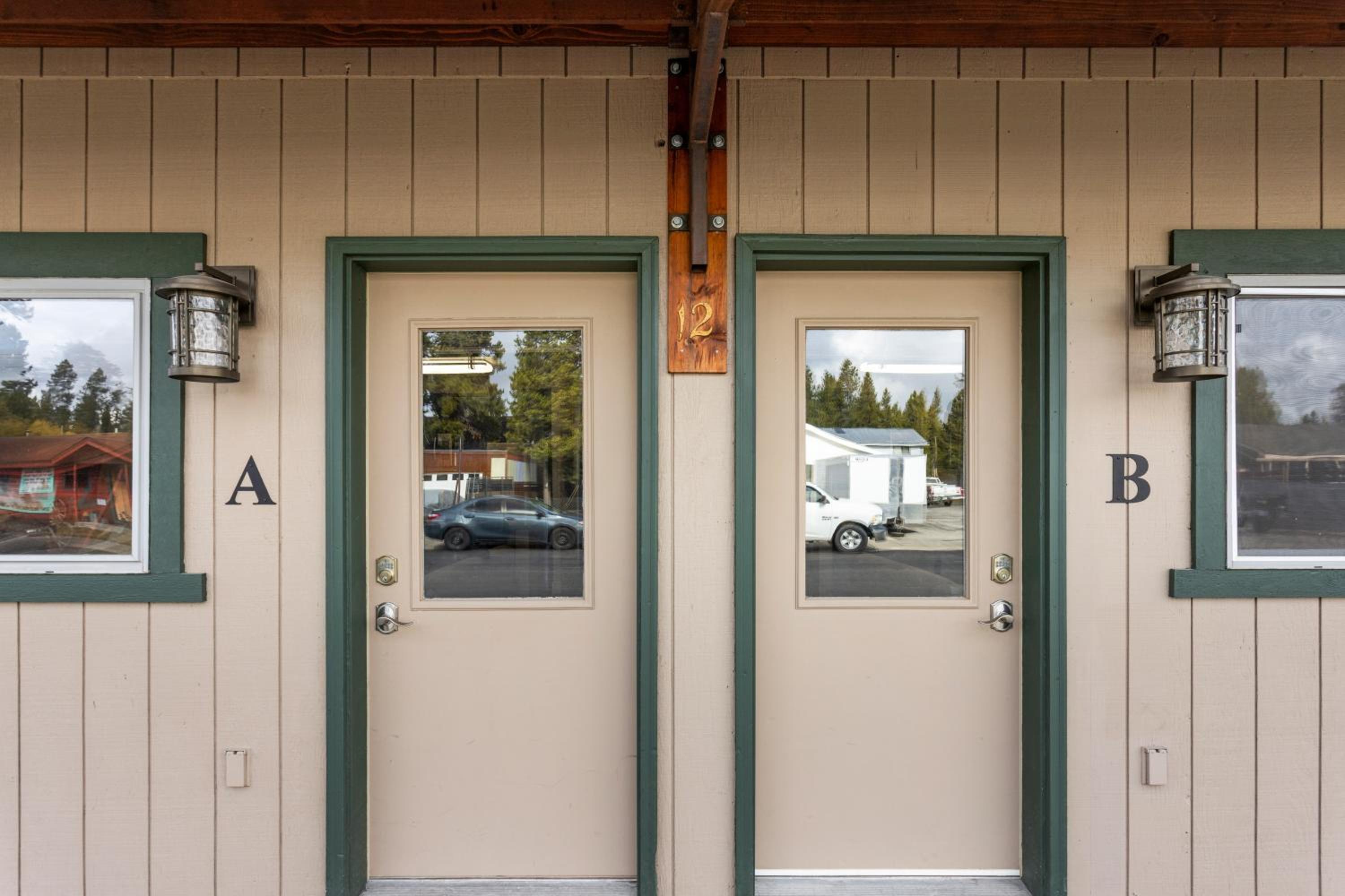 The Yellowstone Hideaway Unit A Cozy 1-Bedroom Yellowstone Hideaway, 1 Minute from Yellowstone Park! view 3