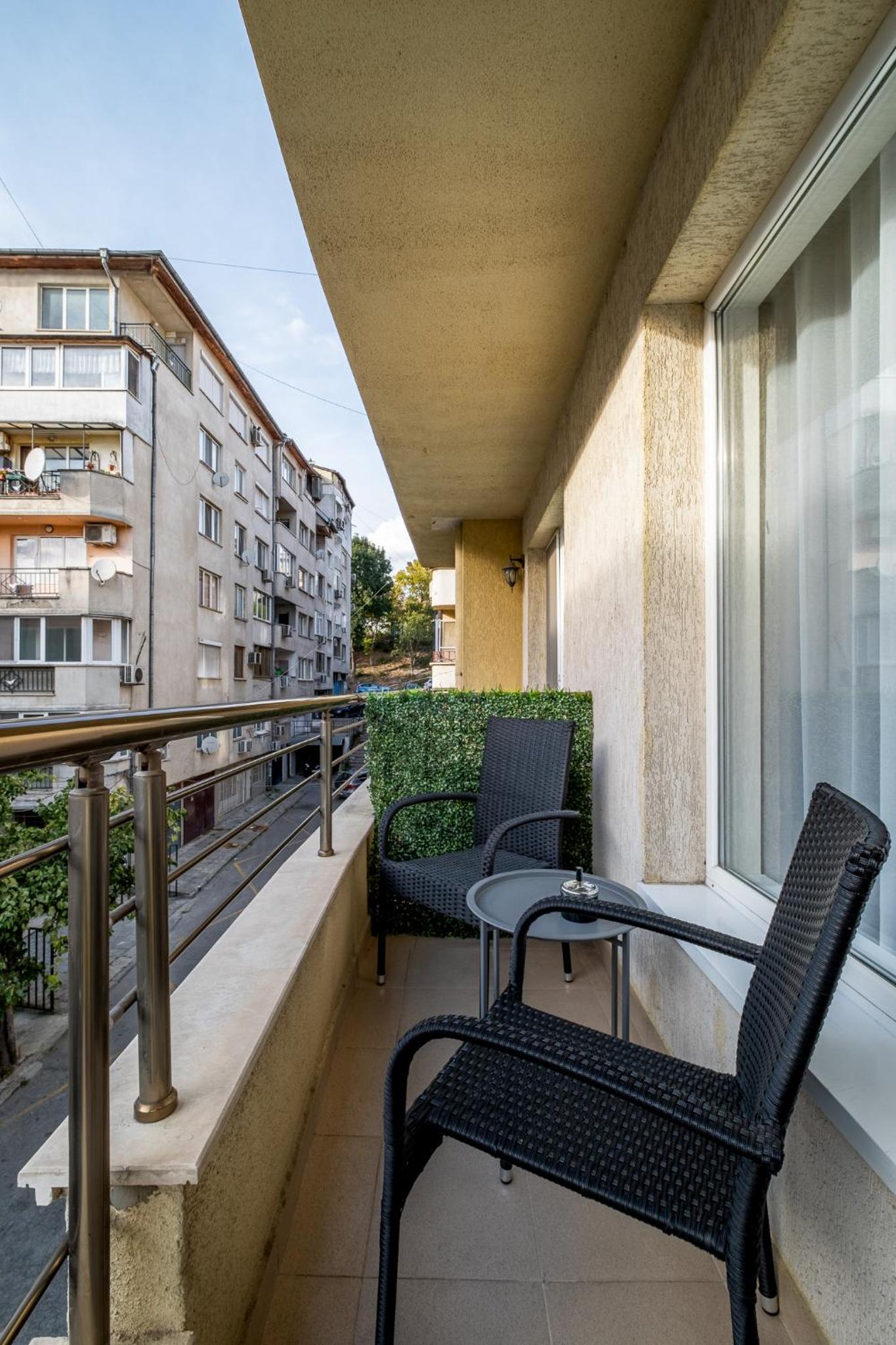 Luxury Redefined in City Center - Elevate Your Stay in a Smart and Modern Apartment