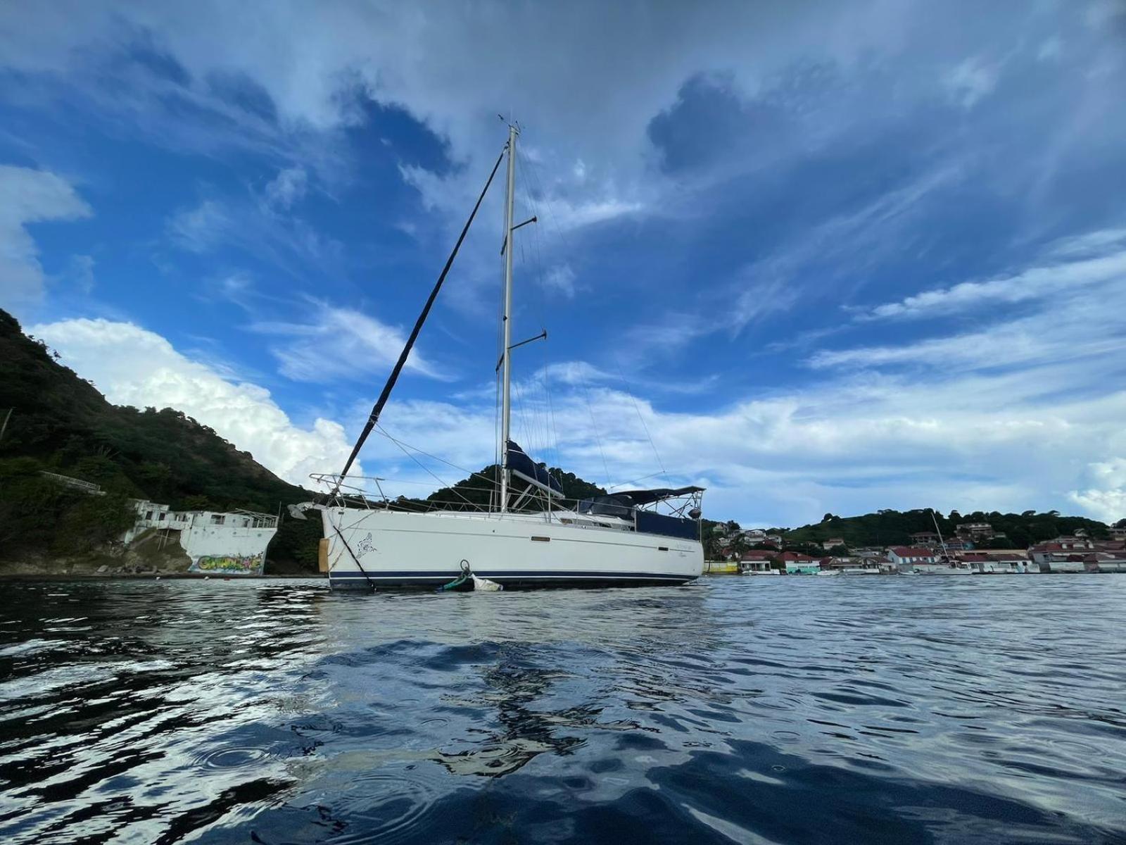 Le Voilier dans la baie des Saintes view 5