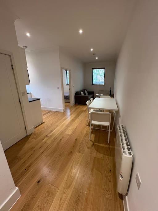 Cozy Modern Apartment in Croydon Central view 4
