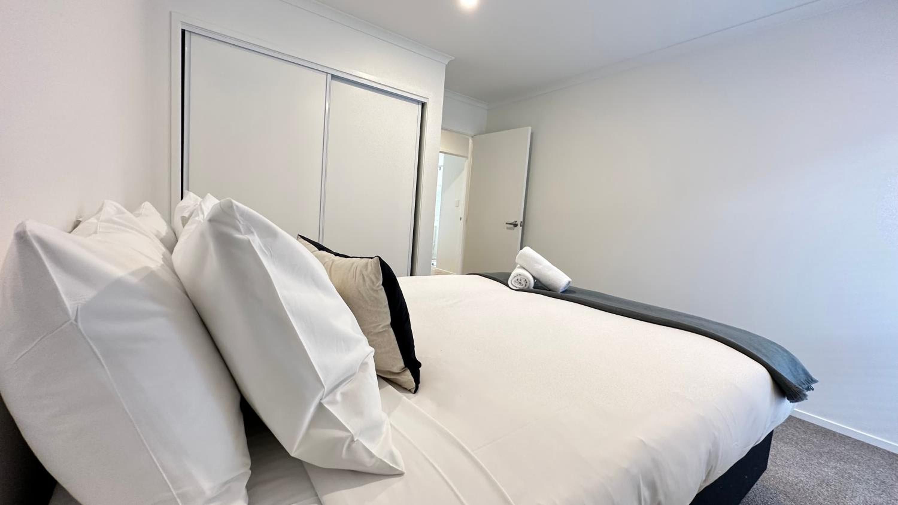 Luxurious Stay with Mountain Views view 2