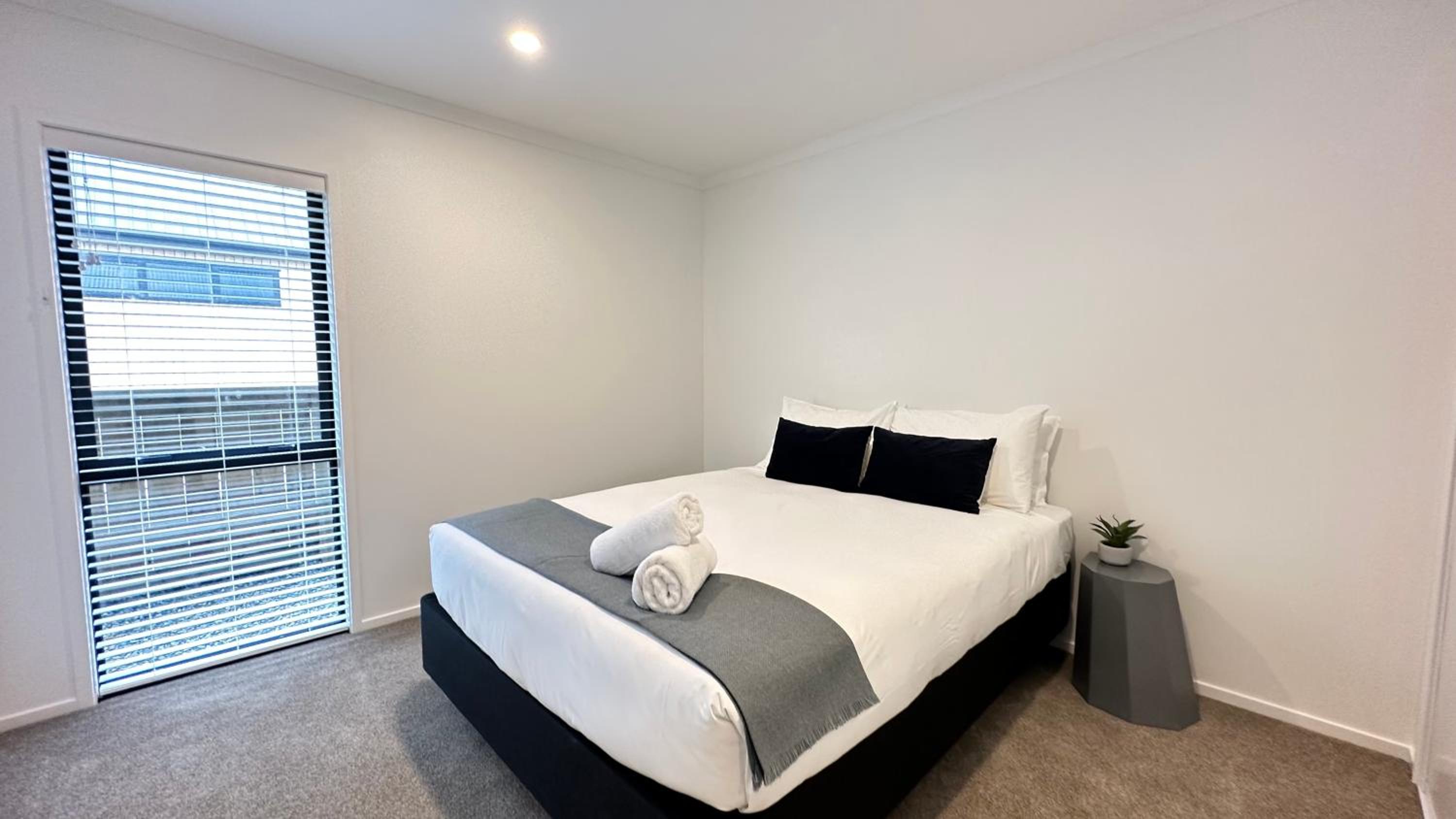 Luxurious Stay with Mountain Views view 5