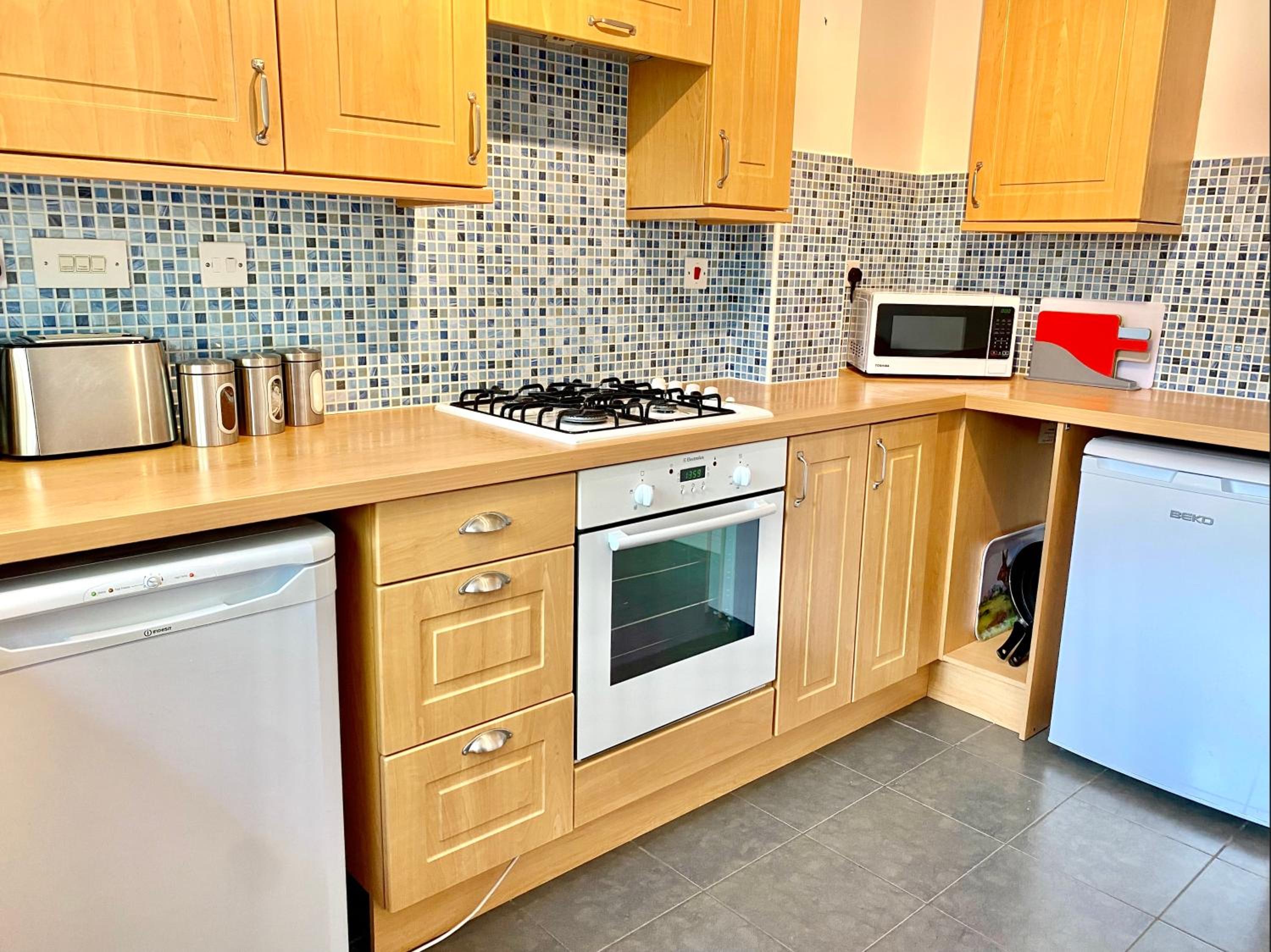 Oakley Vale House and Garden! Free Private Parking, TV, Fully Equipped view 3