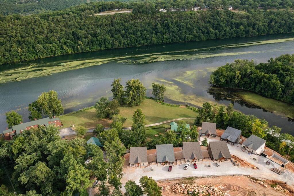 Hotel Gorgeous Lake Cabin Hot Tub - Image 1