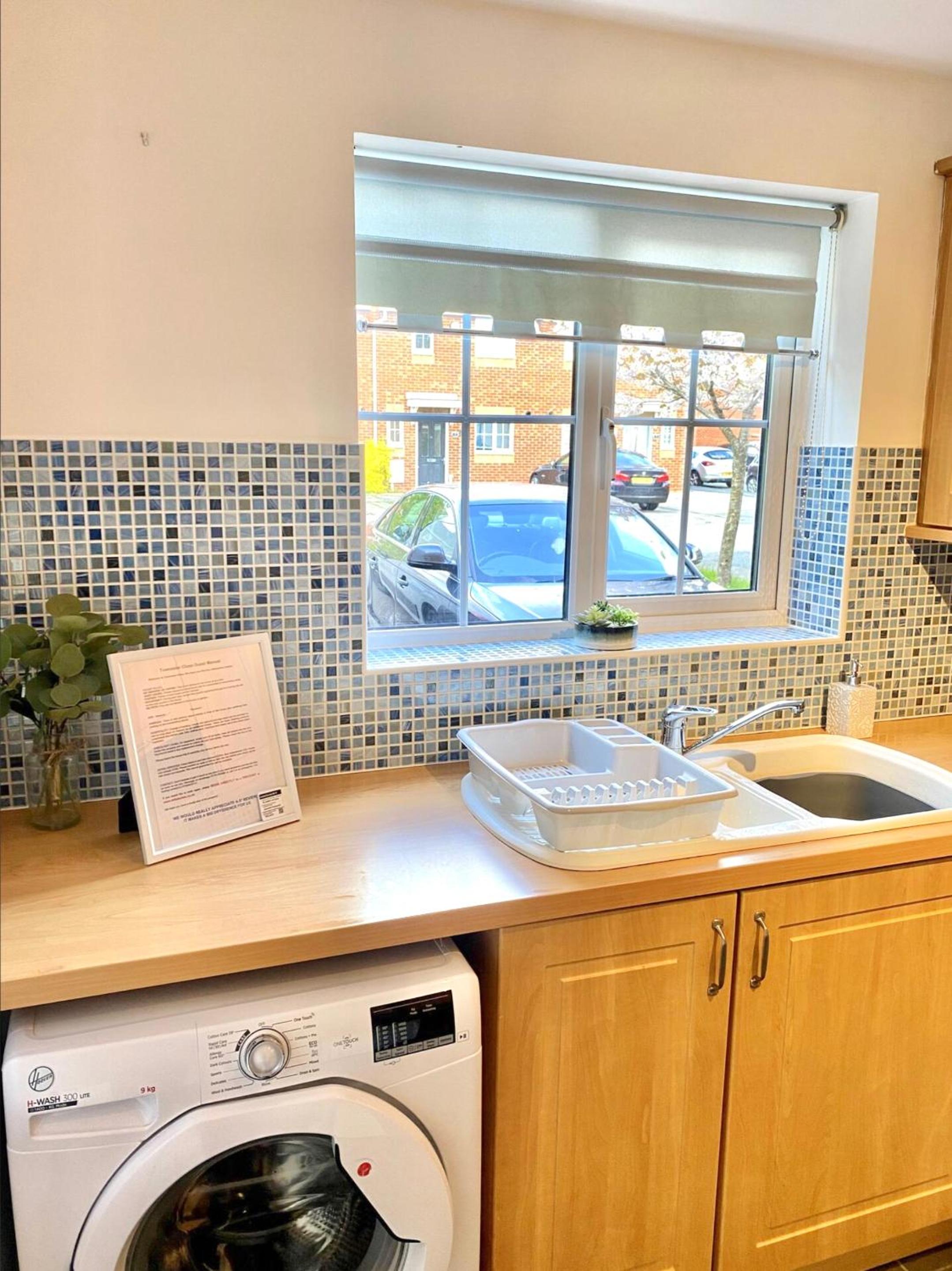Oakley Vale House and Garden! Free Private Parking, TV, Fully Equipped view 4