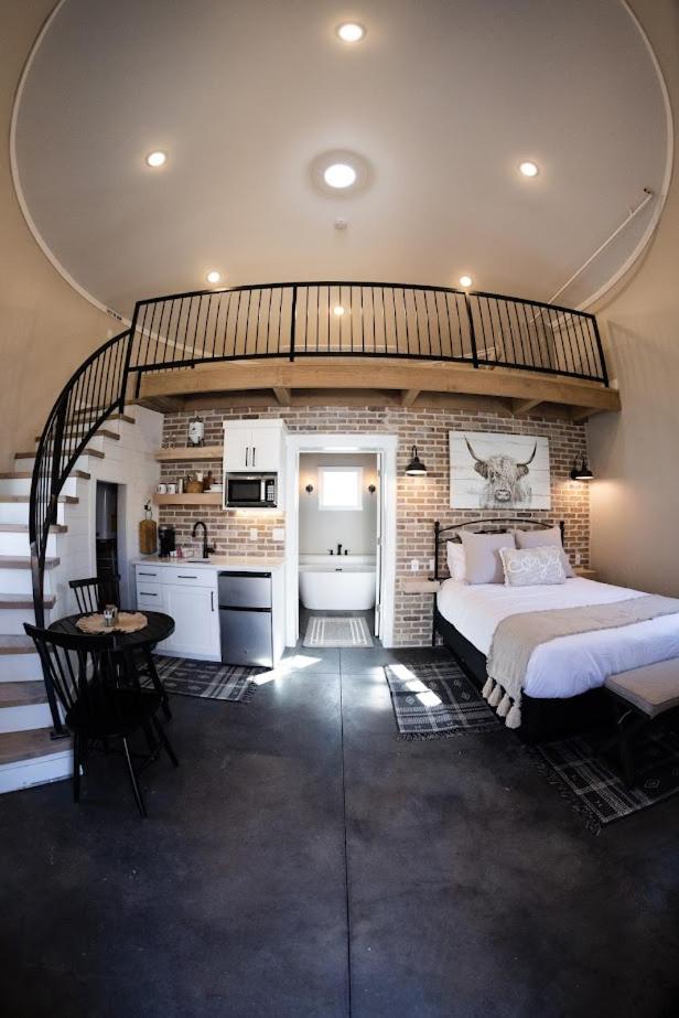 Unique Silo Honeymoon Suite/ Soaker Tub/ Sleeps 4 view 2