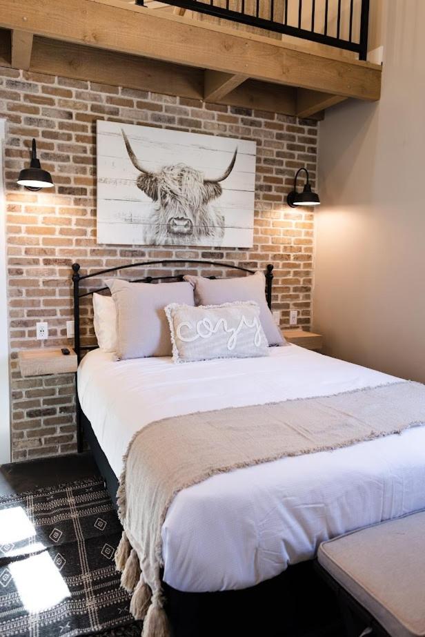 Unique Silo Honeymoon Suite/ Soaker Tub/ Sleeps 4 view 4