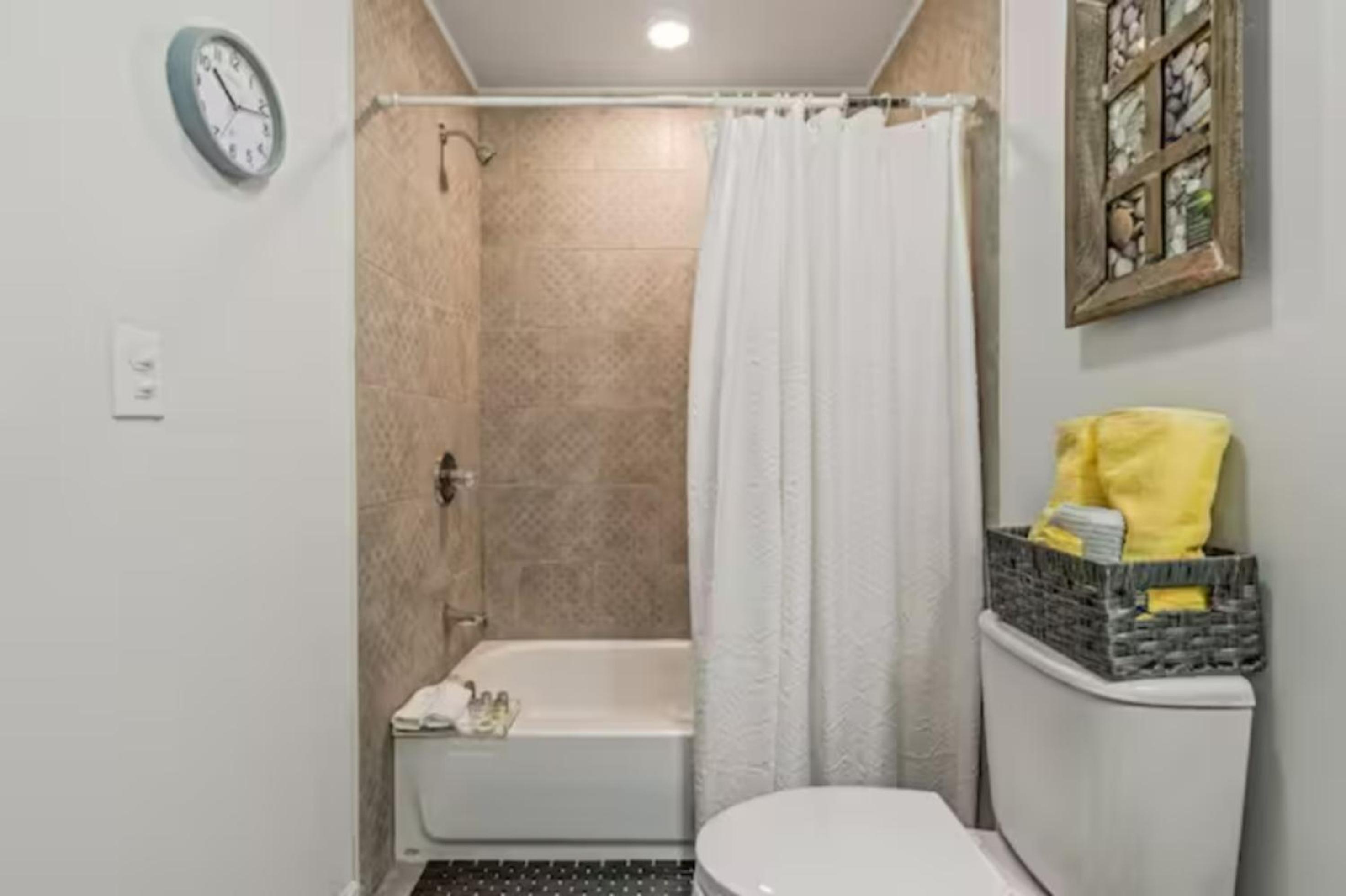 Urban Chic Apartments Near Center City view 3